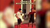 何其惬意！曾经并肩作战的两人 叶楚贵廖力生德比战前夕阳下寒暄