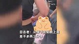 男孩被湍流吸入桥洞，生死瞬间大哥死死抓住，众人“人链式”拽回