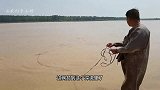 小伙黄河一网扣住娃娃鱼太稀罕，为何二话不说赶紧放了？惹不起