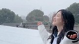 捕捉到一个可爱姑娘，雪花飞舞，姑娘笑的好开心，被她撩到了