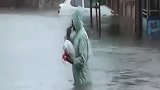 洪水来势汹汹，汽车都被泡在水里，太悲催了