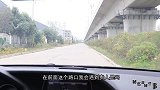 两夫妻开车出门碰见个无赖，无赖聪明欺骗女主，好险男主技高一筹