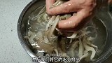 我家炒芹菜很少放肉，搭配点蘑菇，清淡又营养，鲜香更下饭