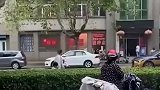 路边店铺砰砰响，吸引过路群众停车驻足