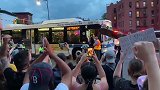 现场！纽约公交司机拒绝转移被捕的抗议者，游行队伍爆出阵阵欢呼