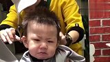 小宝宝被爸爸带去剪头，接下来一脸的生无可恋，这表情太逗了！