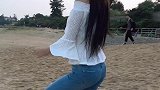妹子穿高跟鞋沙滩走秀