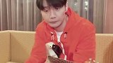 青你3音乐导师李荣浩 李荣浩正式官宣回归青你3舞台了！不愧是流水的男团，铁打的李荣浩，已经开始期待了