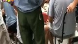 爆笑：美女别再找大爷了，你瞅瞅身后大妈恶毒的眼神