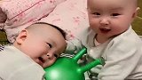 双胞胎兄弟，弟弟抢玩具玩，哥哥还这么小，就知道照顾他