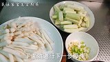 1根茄子1把海鲜菇，不过油不焯水好吃不油腻，酱香味浓下饭菜