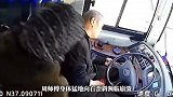 56岁司机开车时突发疾病，用生命最后5秒踩死刹车、回正方向盘，在悬崖边保住车上45人