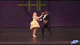 黑人男孩和白人女孩表演舞蹈，两个小精灵超完美的配合，征服全场