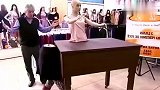 国外街头恶搞：服装店的假人模特竟会走路，路人吓坏了，太逗了