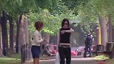 国外恶搞：包里莫名其妙多了块表，美女知道后慌了！