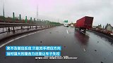 飞来横祸！小车被对向车道“跳出”的轮胎“撞伤”