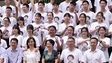 美好的师生情！学生们穿班主任卡通头像T恤拍毕业照️师生情 毕业季 暖心