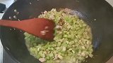 “肉末粉丝芹菜”，做法简单又美味