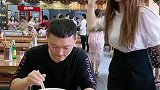 后面的大妈神情亮了