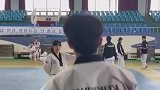男女跆拳道练习，这小子是一点没往那个木板上瞄