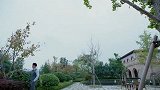 吕晗芝趴在椅子上睡觉，高晨给花浇水