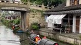 古桥流水乌篷船，这景色，古代诗人说的一点都没错