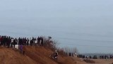 河南一荒地每天上万人越野爬坡 庄稼被踩、国道堵塞