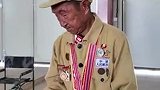 百岁老兵李文廷现场演练匕首持握方式，虽皱纹满面，但眼中锋芒犹在，一招一式尽显当年战场上的英勇，精气神十足！致敬老兵！