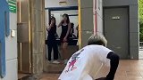 帅哥光顾着低头玩手机，结果跟美女一起进女厕了