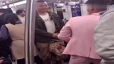 两位大哥在地铁上做交易，把乘客们看懵了！
