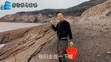 老王海边捡螺，出现搁浅的小鲨鱼，这次真是赶海大丰收！