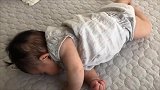 小宝宝翻身翻不过来就想哭，最后翻过来了又一脸呆萌，好可爱！