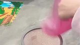 女子教套塑料袋，垃圾桶圈是套在袋子里的
