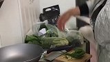 猫：主人你到底会不会做菜呀，我等着吃呢！