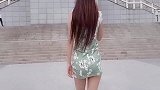 街拍美女：性感旗袍时尚迷人，背影太诱人了！