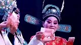 台上的戏剧演员，一张张数着钞票，大方的为观众们发糖