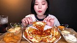漂亮小姐姐吃芝士培根披萨搭配炸鸡，太有口福了吧