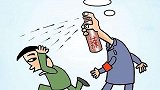 两车“斗气”一男子被喷腐蚀性液体 瘫倒车边掩面大吼：快拿水