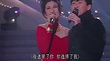 叶倩文林子祥夫妇有多甜蜜？台上唱歌全程抱在一起，这狗粮吃到撑