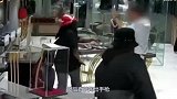 劫匪光天化日之下抢劫珠宝店，一次性抢走价值400亿的钻石