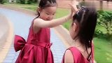 姐妹俩练习跳舞，姐姐的举动太暖，真不愧是亲姐妹