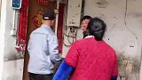 远亲不如近亲，家中无人突发火情，周围商户和邻居破门救火