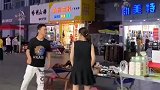 夫妻摆地摊意见不合发生冲突，开始以为会有场恶战，结局太逗了！