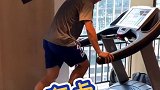 下了跑步机我就以百米“8.95”速度追出去了
