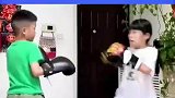 姐弟俩练习拳击，技术娴熟动作流畅