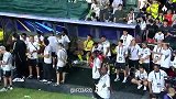 高空镜头看C罗静静坐在替补席 沉默不语