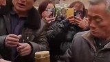 大衣哥送给邻居一竹筒酒
