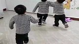 家有萌娃：姐姐放学回来，三胞胎弟弟竟然这样做