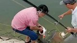 到手的大鱼接连逃走，钓友忍不住笑
