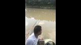 萌狮大赏 鱼上钩了却让它跑了，气的打了自己一巴掌